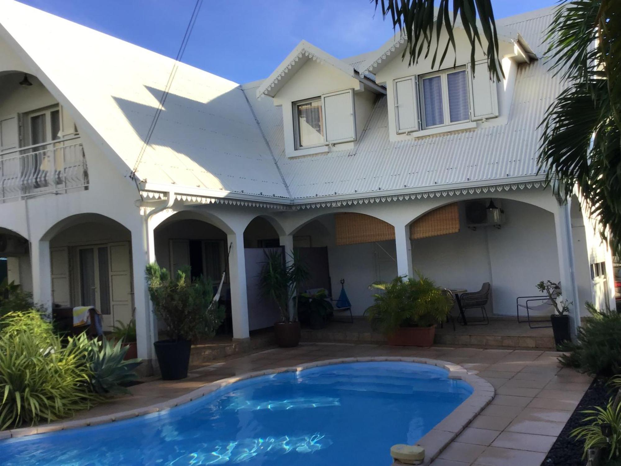 Studio Cosy Avec Piscine Dans Une Villa سان دوني المظهر الخارجي الصورة