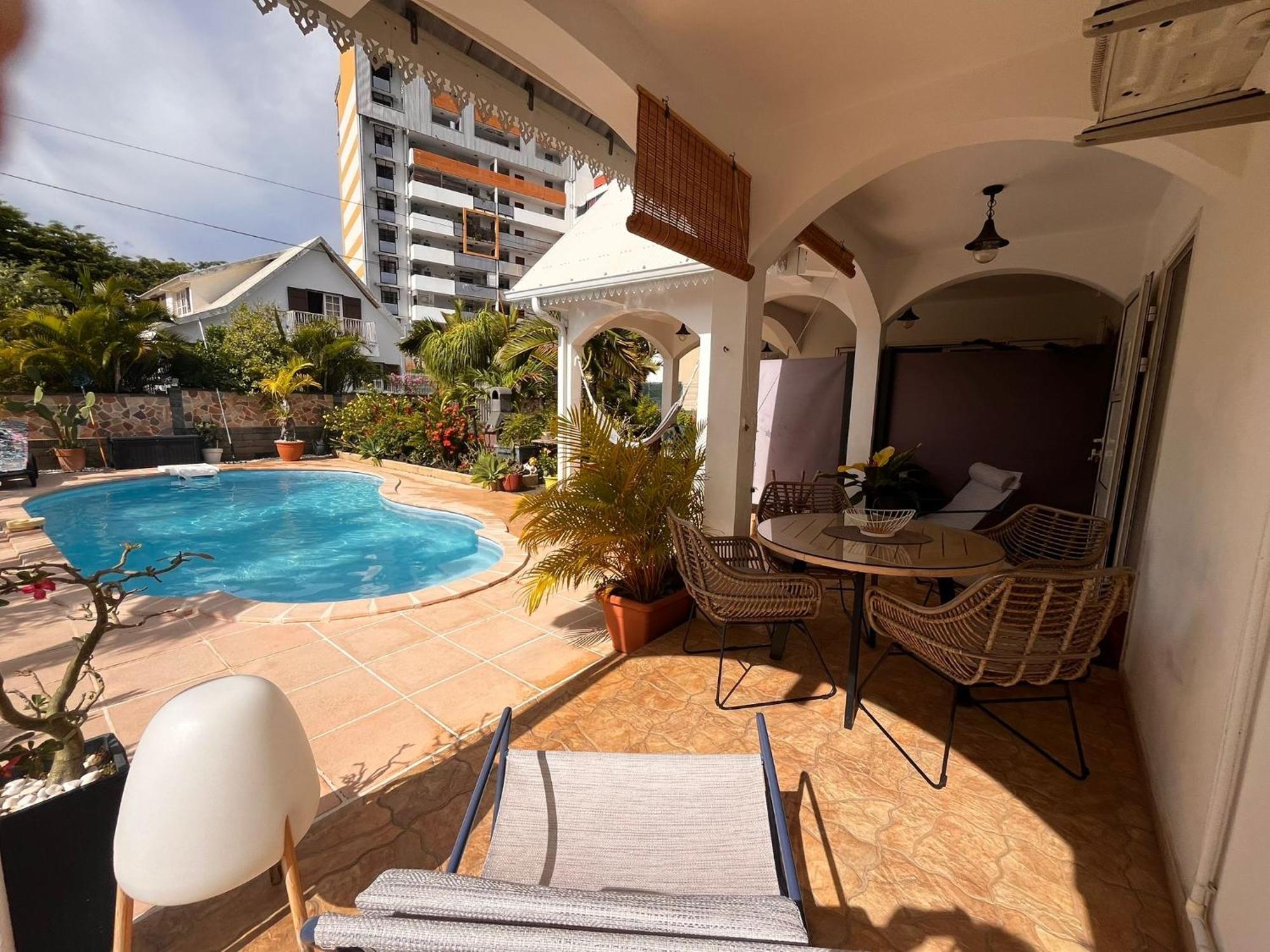 Studio Cosy Avec Piscine Dans Une Villa سان دوني المظهر الخارجي الصورة